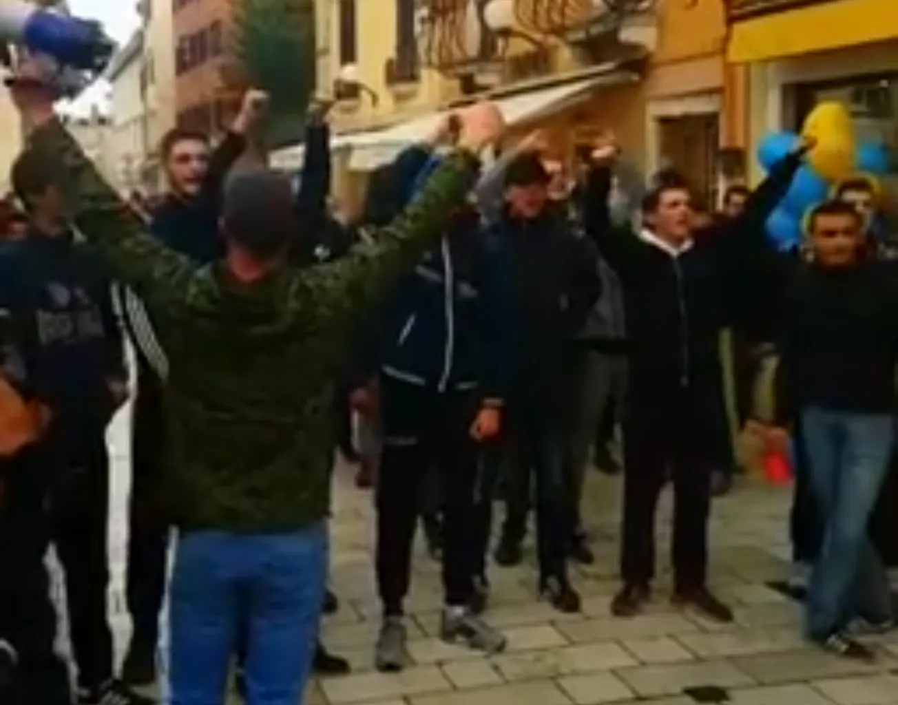 FOTO I VIDEO – Tornado na Narodnom trgu održao prosvjed protiv vodstva KK Zadar