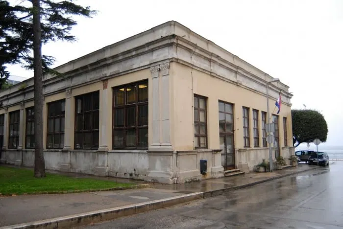 Pijani mladić razbio stakla Carinarnice