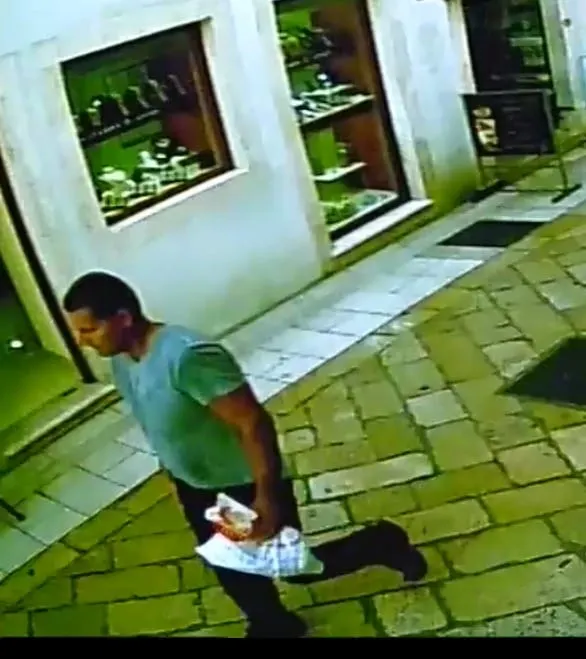 FOTO: Prepoznajete li muškarca kojeg se traži zbog razbojništva?