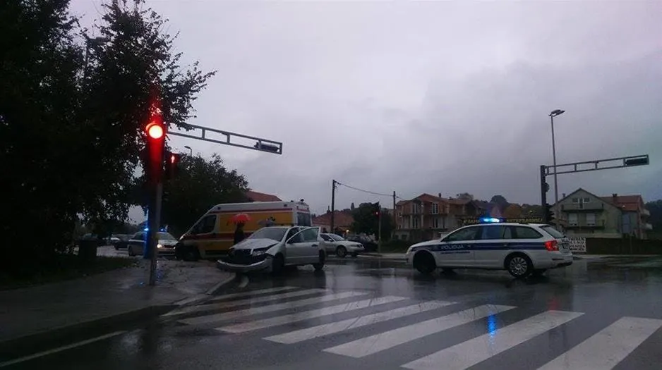 81-godišnjak prošao kroz crveno svjetlo i poslao 47-godišnjaka u bolnicu!