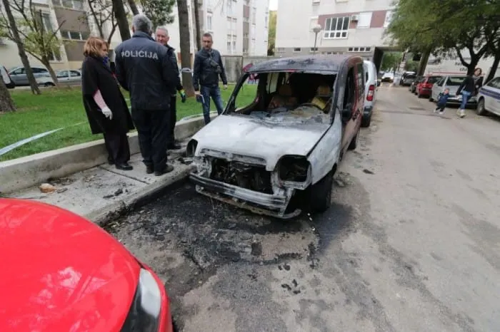 Policija: Požar na Fiatu prosvjetne radnice je podmetnut