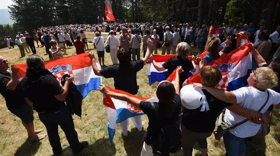 ZADARSKE ŽENE IZ DOMOVINSKOG RATA PODNIJELE PRIJAVU Policija istražuje djecu zbog recitiranja partizanskih pjesama u Srbu!