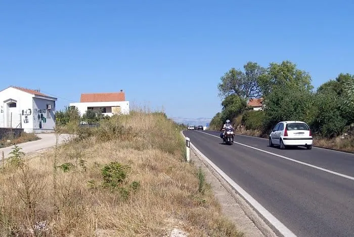 Pijani vozač završio na krovu, kasnije na njega naletio automobil