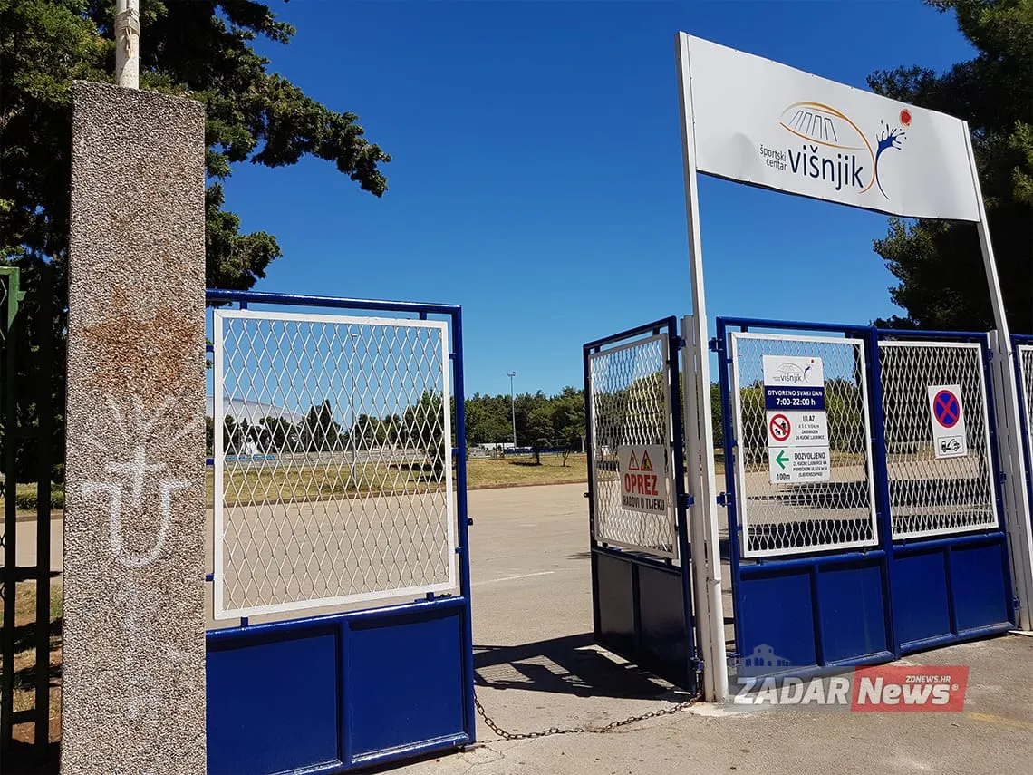 SNIMIO ČITATELJ: ‘Ustaški znak na ulazu u Športski centar Višnjik pod hitno treba ukloniti’