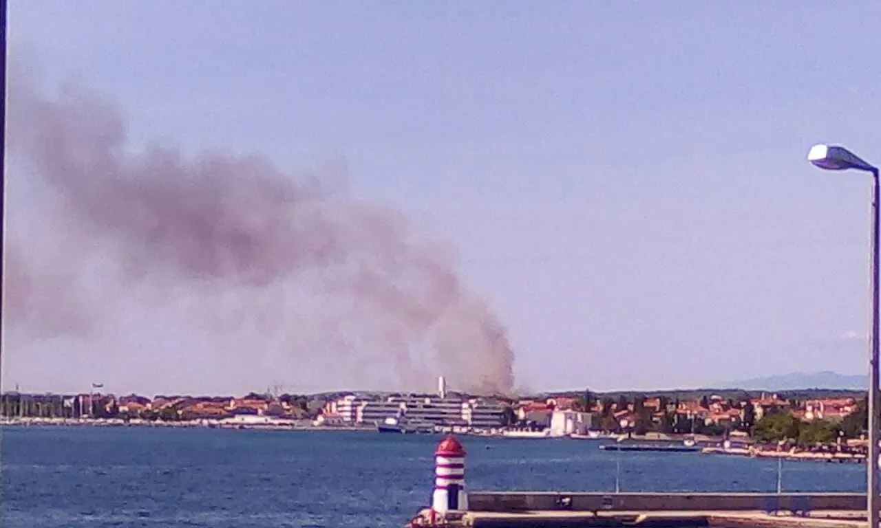 VATROGASCI OBRANILI ZADAR – Požar između Dikla i Kožina je ugašen!