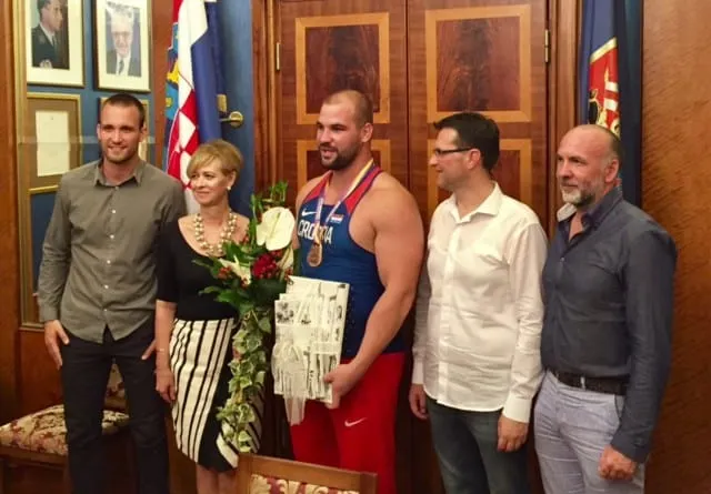 “DUKIĆ SE MORAO POJAVITI NA PRIJEMU” Dok se Branko Dukić odmarao na otoku, Stipu Žunića primili zamjenici gradonačelnika