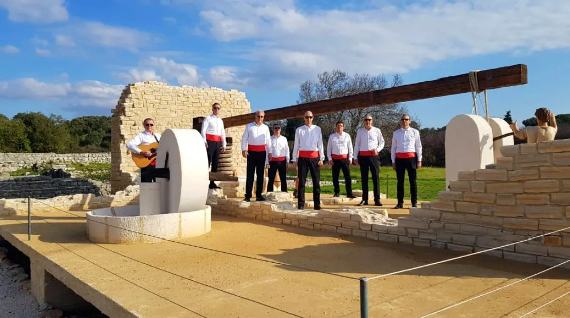 POGLEDAJTE VIDEO SPOT: Basket klapa Otoka Ugljana predstavila pjesmu ‘Ona neće čuti’