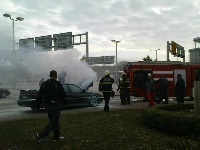 Vozač s dva promila alkohola sletio s puta pa mu planuo auto