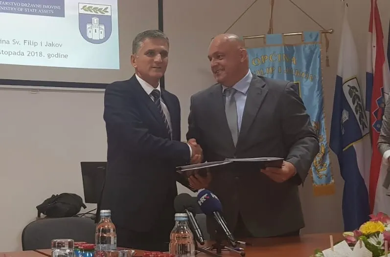Ministar Marić i načelnik Sv. Filip i Jakova potpisali ugovor, osiguran teren za domove mladih obitelji
