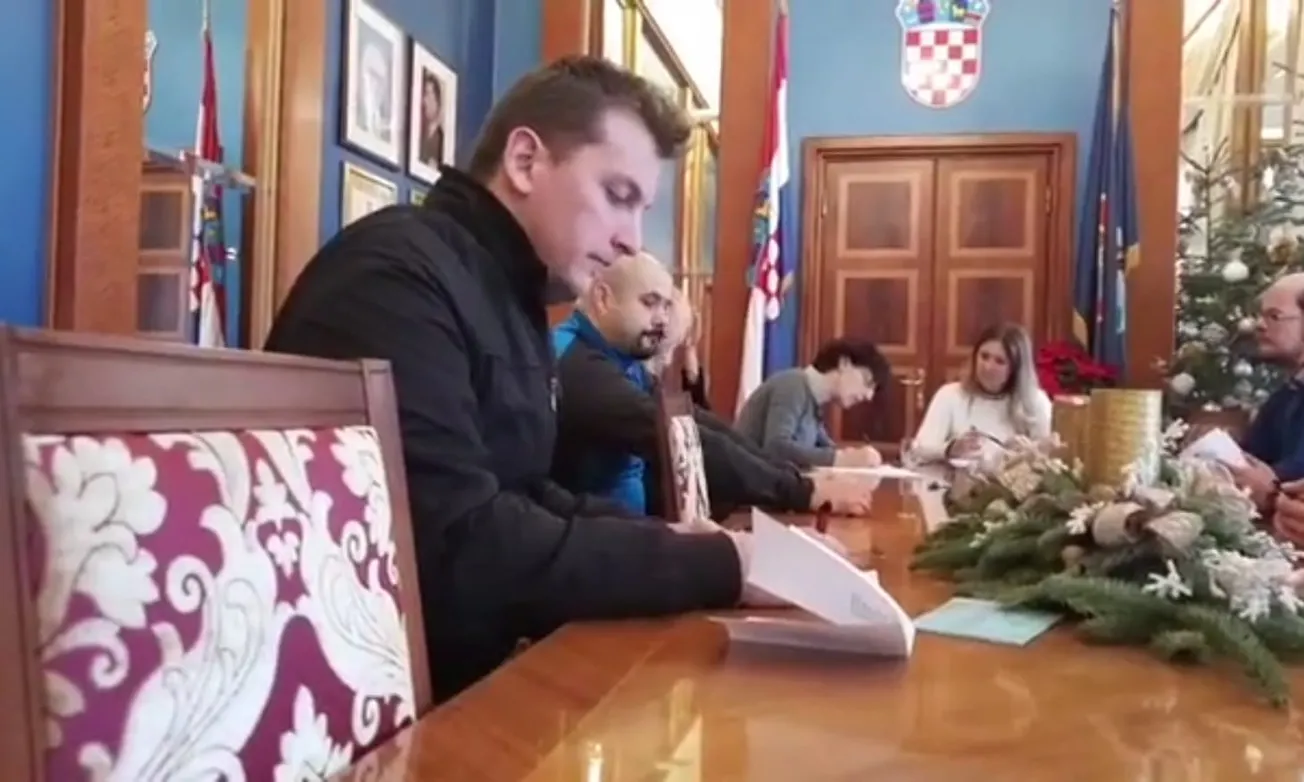 VIDEO – Pogledajte kako je Donat Dobrović srušio izbor za predsjednika mjesnog odbora Poluotok pa pobjegao iz vijećnice