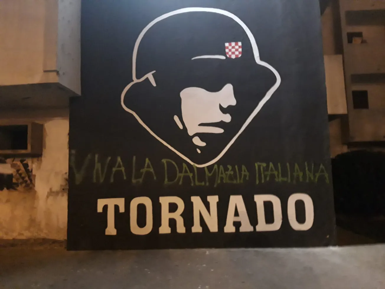 Ispod grafita na kojemu se nalazi ustaški vojnik na Bulevaru nadopisane riječi “Živjela talijanska Dalmacija”