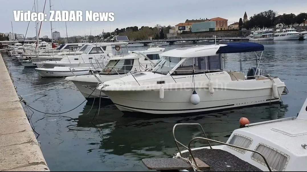 EKSKLUZIVNI VIDEO: Uvala Jazine puna je velikih naftnih mrlja, reakcije Lučke kapetanije nema