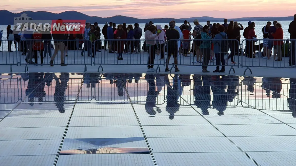 FOTOGALERIJA – Manijak demolirao ploče na Pozdravu suncu pa pokušao pobjeći, uhitila ga policija