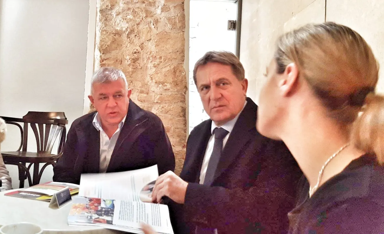 Ovo je priča o pročelniku i KalmetInom štićeniku koji je tražio seks u zamjenu za bržu dodjelu socijalnog stana bolesnoj curi