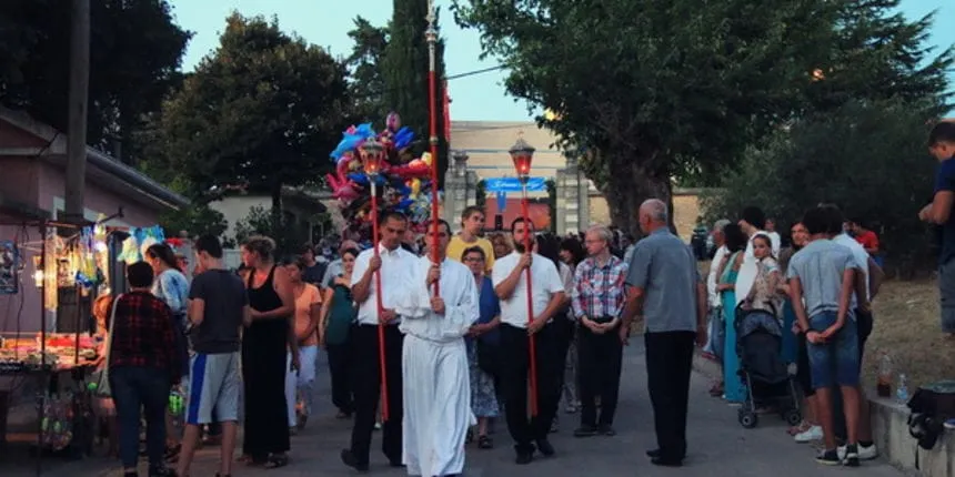 KOLUMNA BRANIMIRA ČAKIĆA – Na Veliku Gospu nasadili su pred crkvu štandove s puškama koje predstavljaju suštu suprotnost Kristovim učenjima