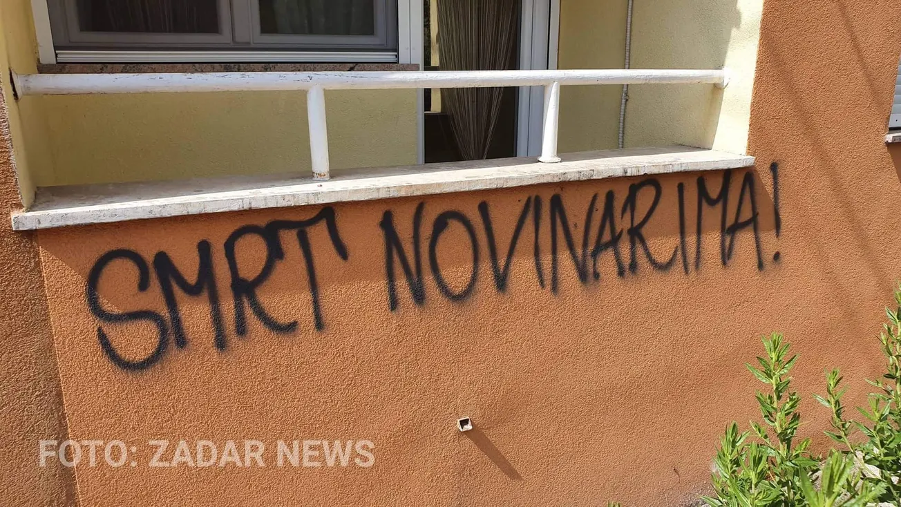 VIDEO – Usred Zadra osvanuo grafit “smrt novinarima”
