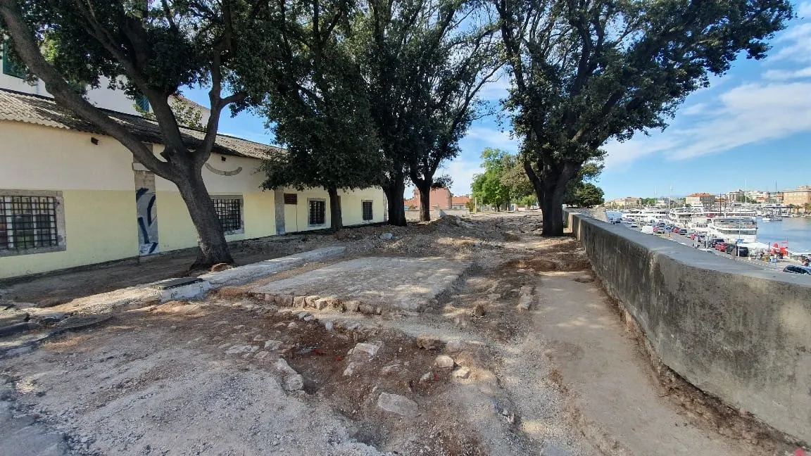 FOTOGALERIJA – Ispod asfalta na Muraju pronađena stara ‘poštanska cesta’, hoće li arheolozi usporiti projekt?