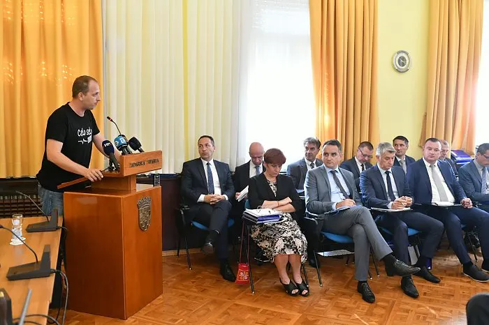 Rubeša optužuje HDZ-ovce da štite dilere, Lončar mu odgovorio: “Vama policija nikad nije bila u kući radi droge”