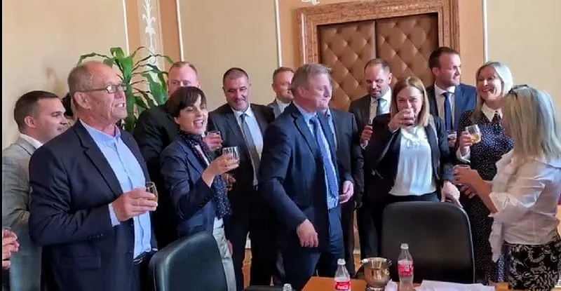 HDZ-ovci urlikali od sreće pa prekinuli sjednicu Gradskog vijeća kako bi nazdravili u čast Kalmete