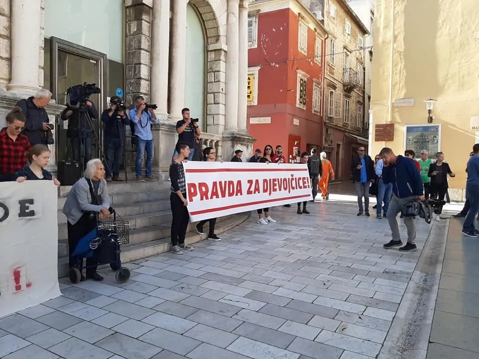 PRAVDA ZA DJEVOJČICE – Nekoliko stotina ljudi prosvjedovalo je danas i u Zadru