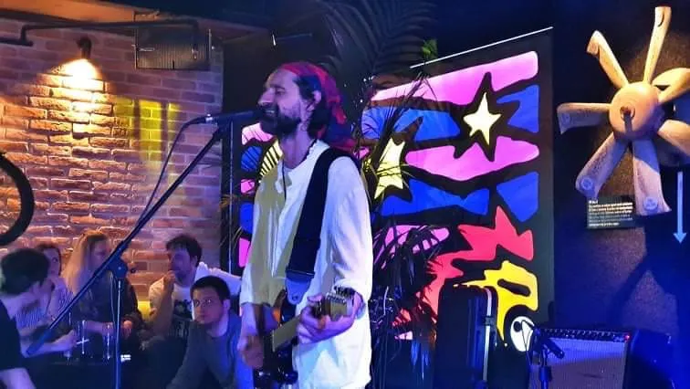 VIDEO – Štulićeva reinkarnacija Njake oduševio koncertom u Zadru: “U jednom trenutku sam pomislila da je na stage-u pravi Johnny”