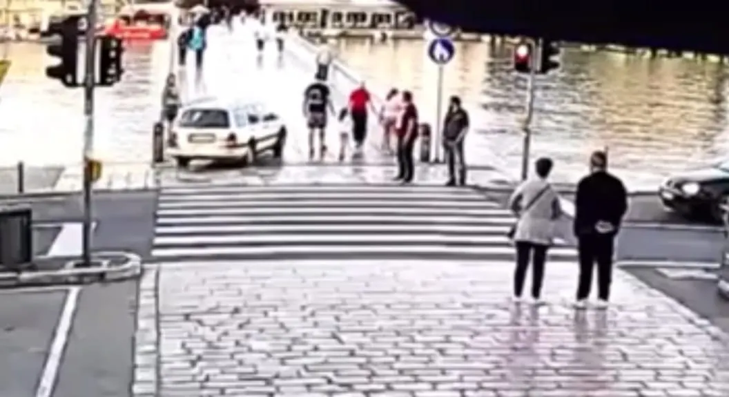 VIDEO – Vozač iz Polače provozao se Golfom preko mosta, ubrzo ga uhvatila policija