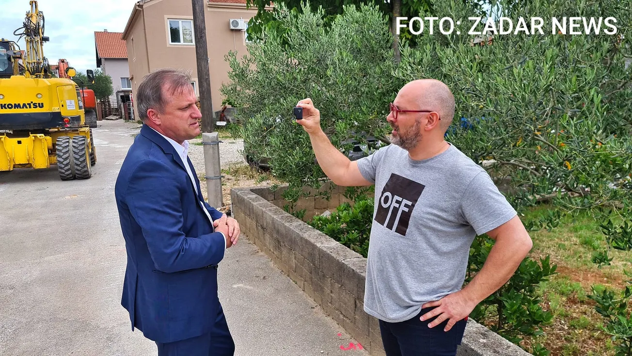 VIDEO – Dukić od novinara pobjegao na stražnja vrata, međutim, njegovi su nam ubrzo dojavili gdje se nalazi, pa smo ga zbunjenog dočekali na jednom gradilištu