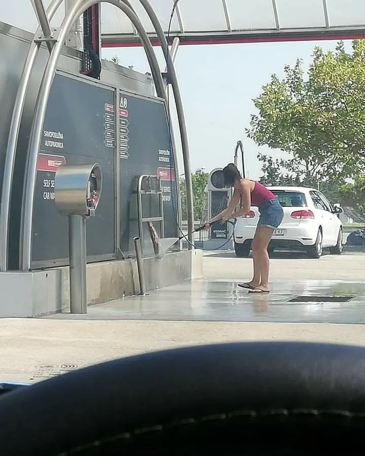 Žena oprala pršut u zadarskoj autopraonici