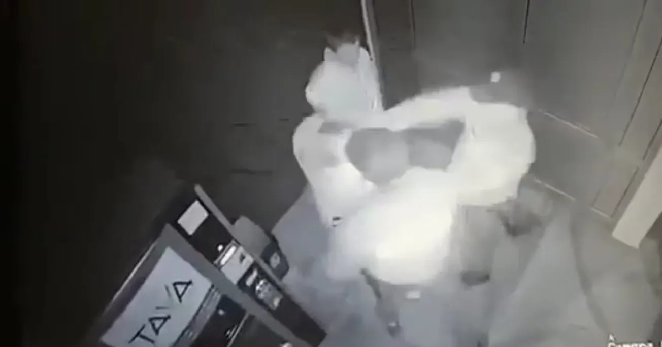 VIDEO – Policajac koji je prebio mladića u Korlatu nedavno je nokautirao i premlatio mladića u Benkovcu i zaradio prijavu