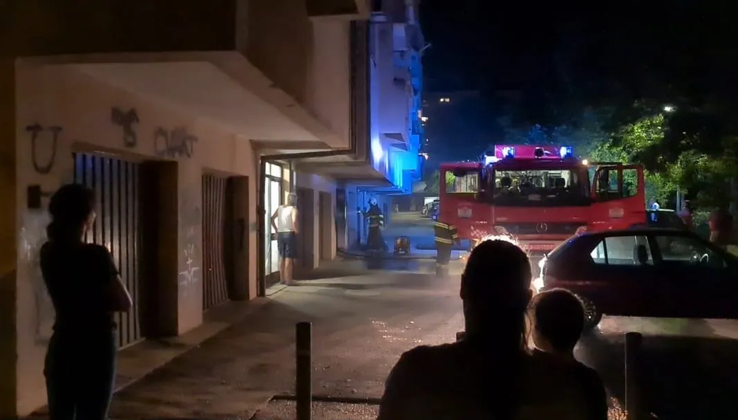 VIDEO – U garaži na Petrićima zapalio se skuter