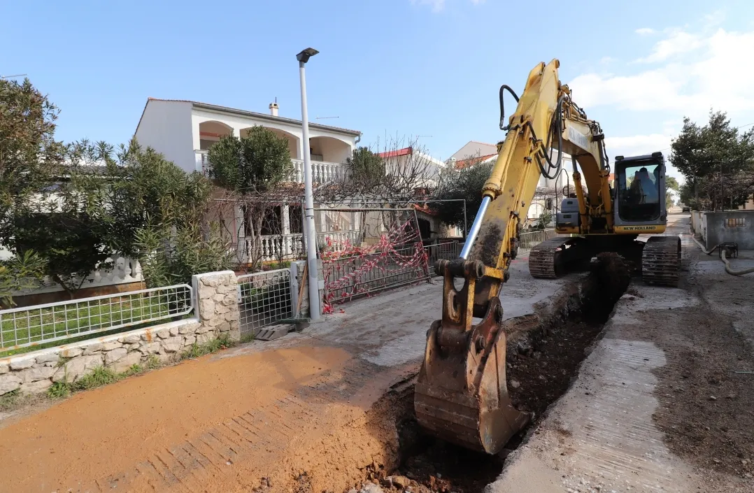 Vodovodna i kanalizacijska mreža otoka Vira se širi, a bageri rade danonoćno