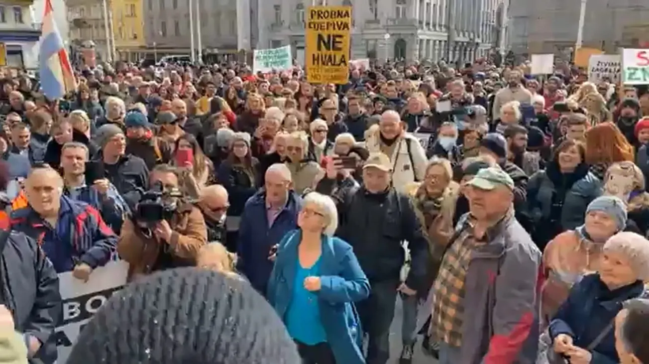 Prosvjednici u Zagrebu uzvikuju “korona nije bolest”