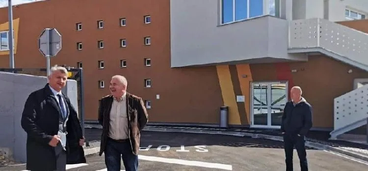 BOBI SE KITI TUĐIM PERIJEM – Slika se ispred vrtića za koje nije zaslužan