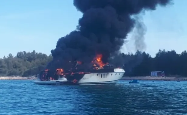 VIDEO – Izbio požar na jahti kod Biograda