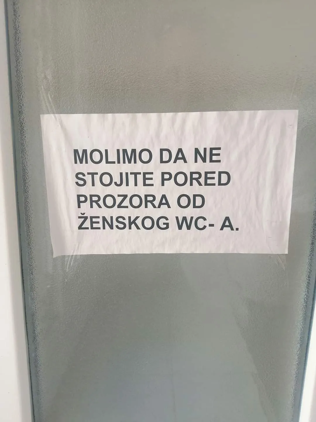 U Gradu Zadru imaju problem s manijakom? Ovo stoji na prozoru ženskog wc-a