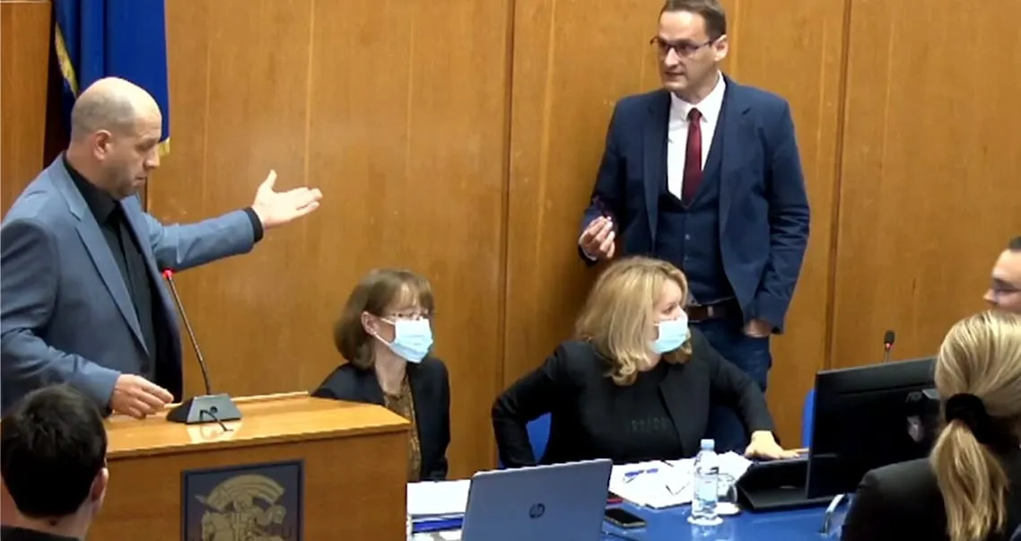 Karlović išao čestitati braći Marenić na odličnom sportskom uspjehu, redikulozni Ante Rubeša napravio cirkus i zaradio dvije opomene. Sljedeća bi trebala biti isključujuća