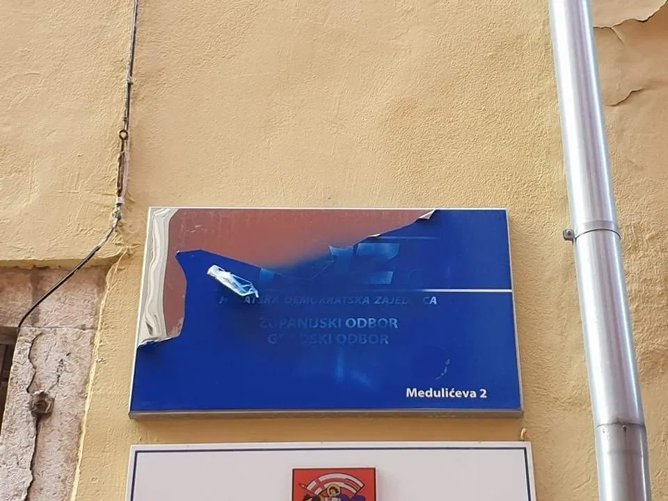 Razbijena i išarana HDZ-ova tabla na ulasku u Medulićevu