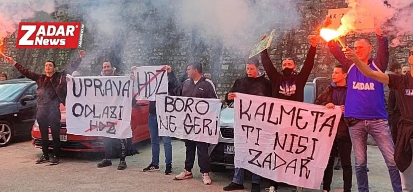 Navijači ispred Jazina poručili Kalmeti: “Ti nisi Zadar”, a Bori Poštaru: “Ne seri”