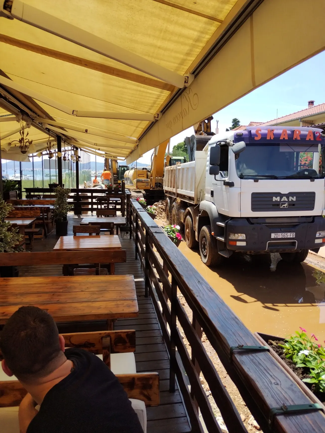 FOTO – Pogledajte kako je nesposobna HDZ-ovska vlast usred sezone blokrala rad restorana Karoca gre