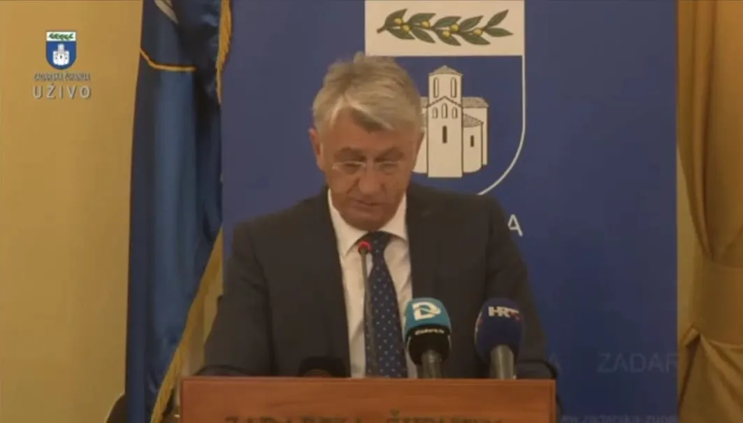 VIDEO – Pogledajte kako je ‘župan od Zadra’ Božidar Longin jedva pročitao da je Ivica Kero smijenjen