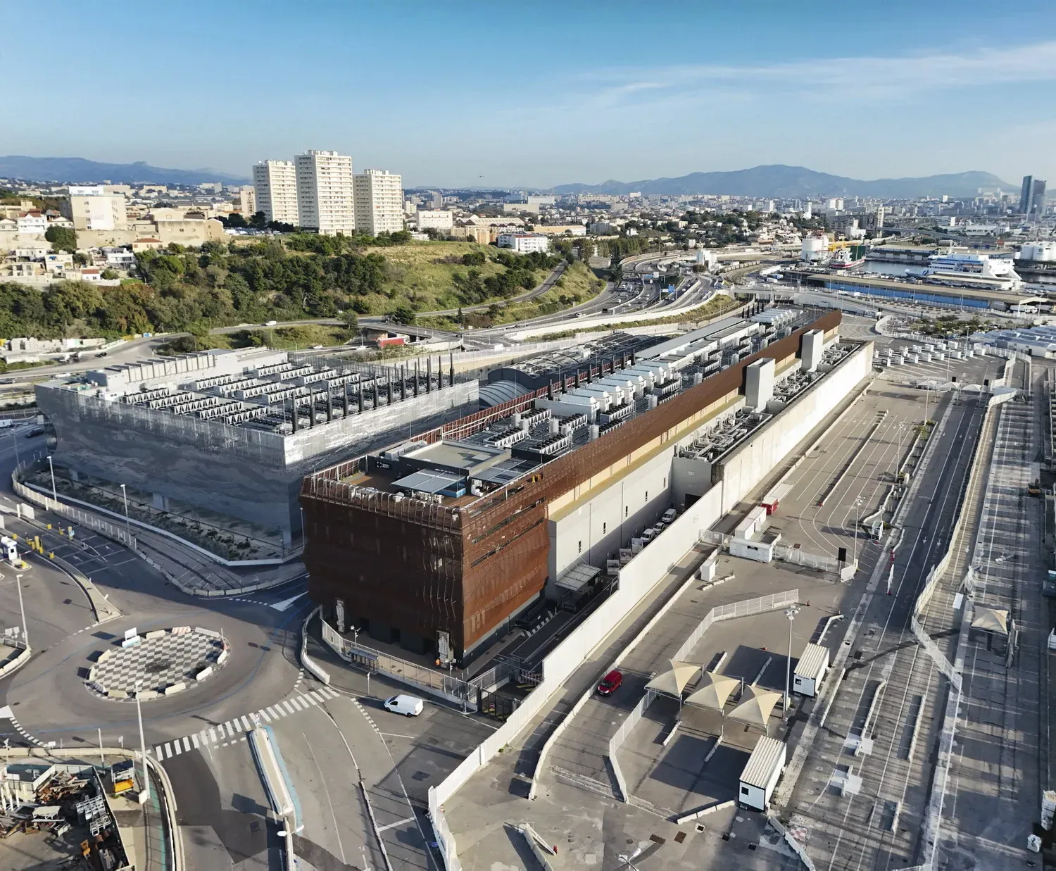 Marseille : son Vieux-Port, ses calanques... et ses data-centers.