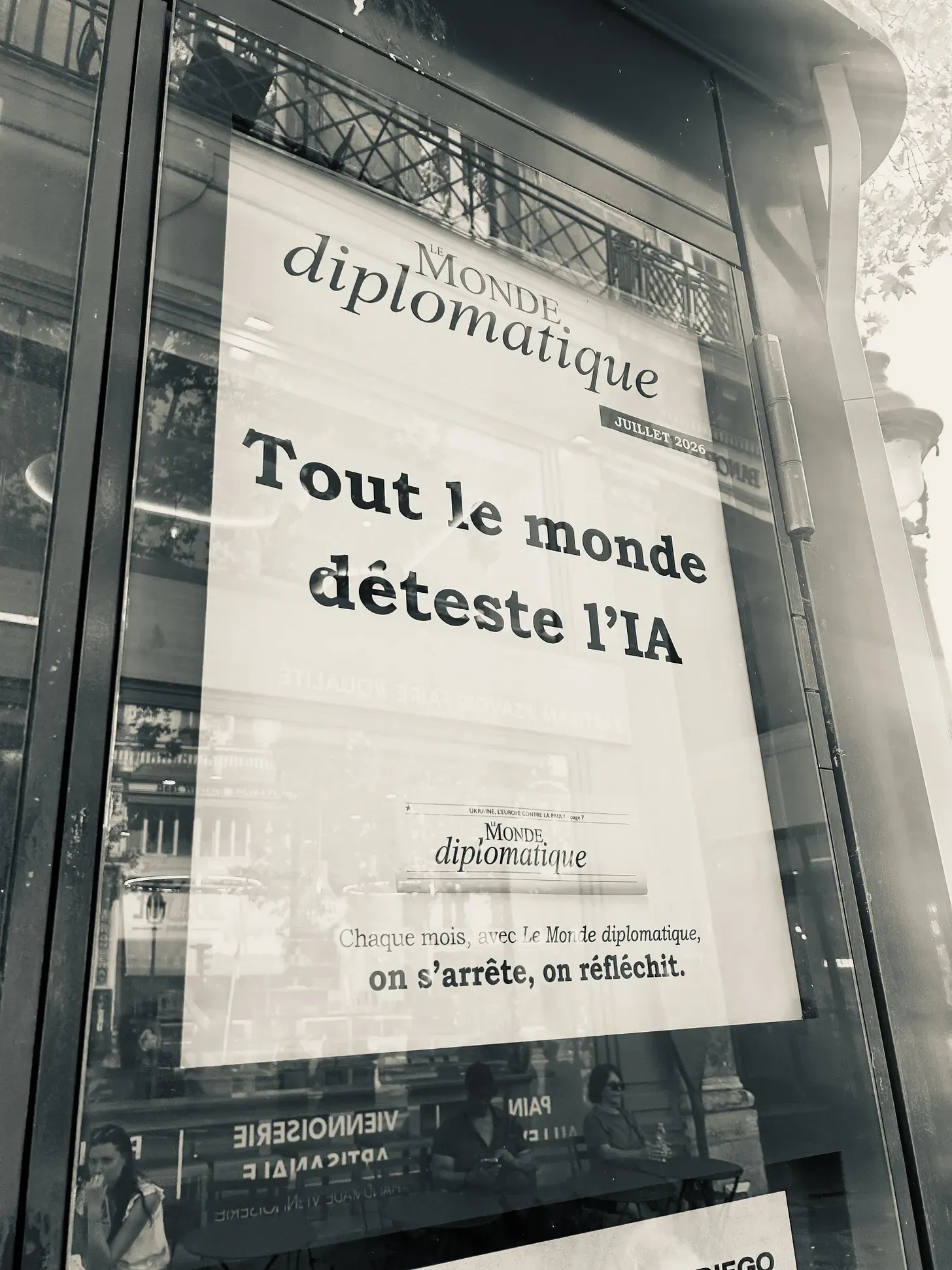 Une affichée sur un kiosque parisien où l'on peut lire "tout le monde déteste l'ia"