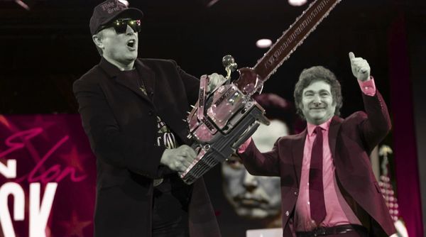 Célèbre image Musk & Milei sur scène aux États-Unis, Musk tenant une tronçonneuse en mains, devenue symbole de la politique libertarienne sous l'impulsion du président argentin
