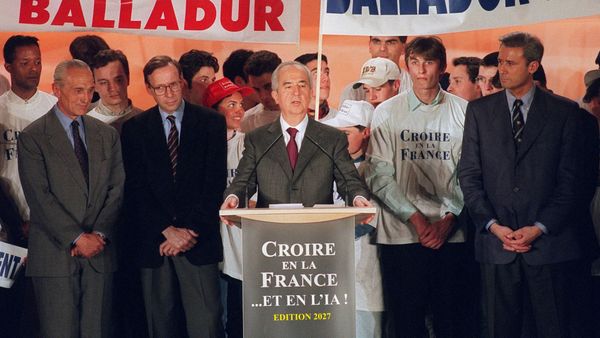 Balladur dans un meeting de 1995, avec l'affichage sur son pupitre modifié : "Croire en la France... et en l'IA ! Édition 2027"