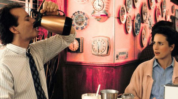 Image du célèbre film "Le jour sans fin", recolorisée par mes soins (Bill Murray y englouti le contenu d'une cafetière)