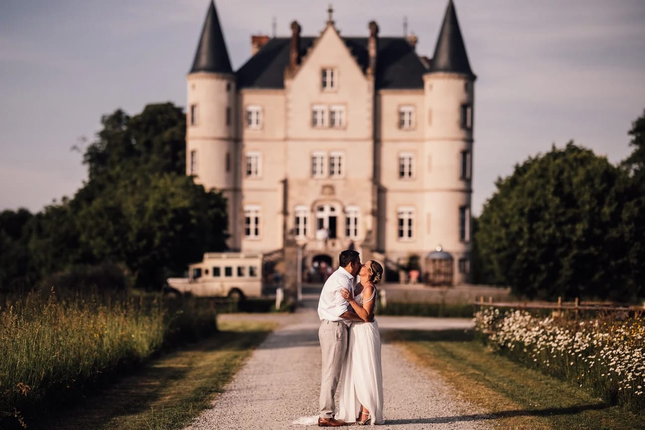 People getting married at Château de la Motte-Husson