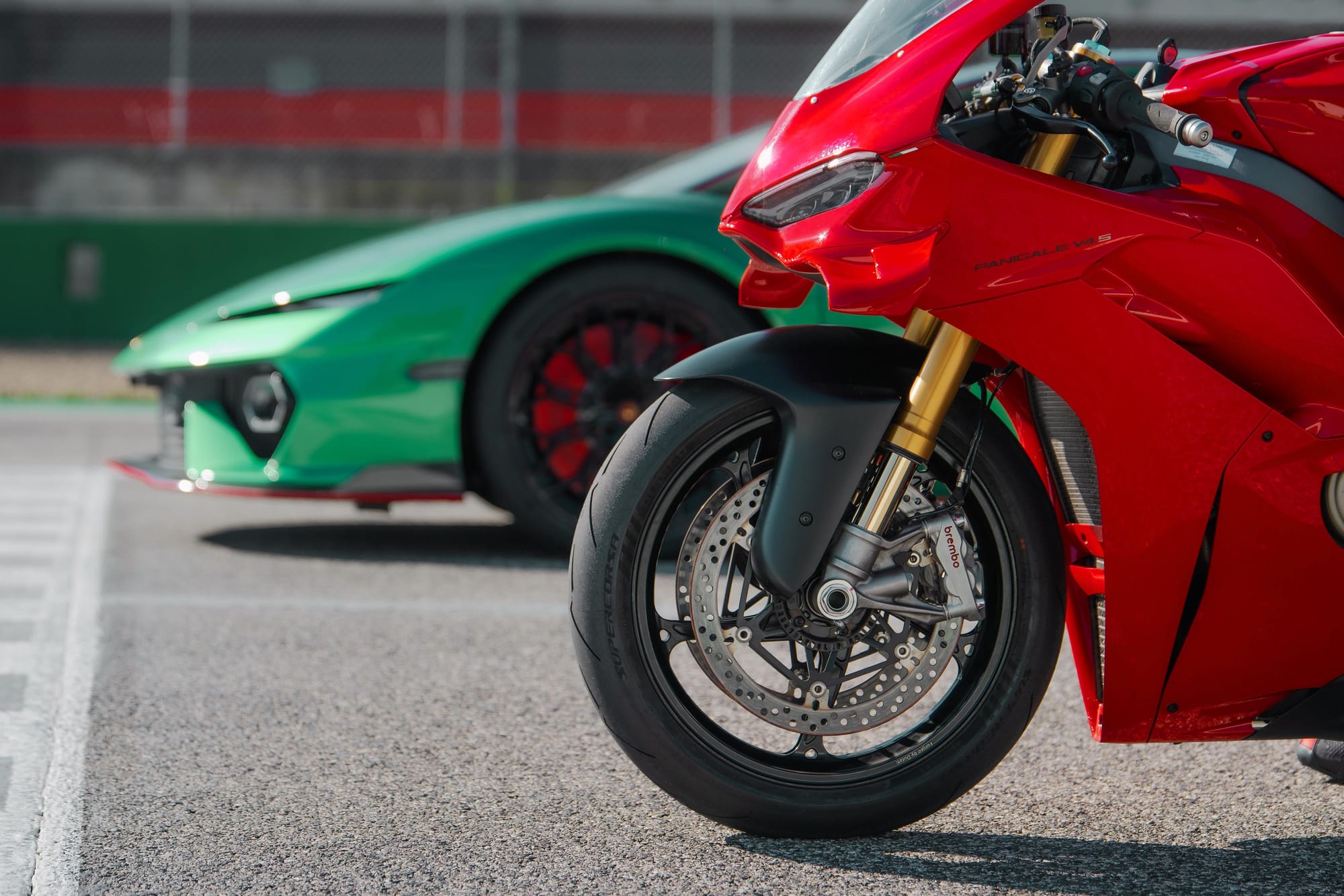 Lamborghini Temerario VS Ducati Panigale V4