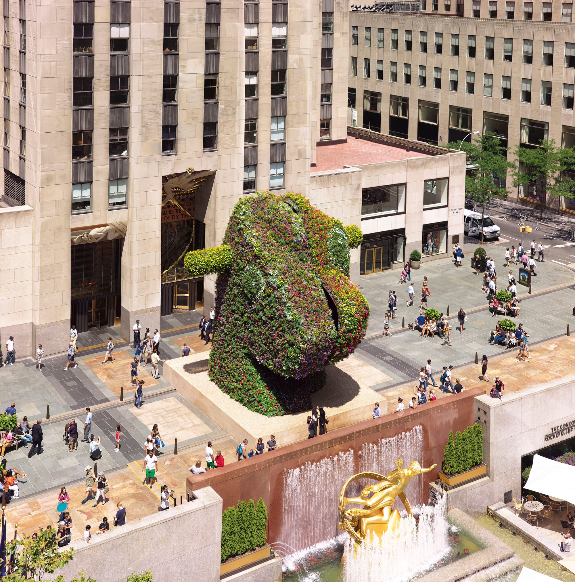 Jeff Koons, Split-Rocker, 2000, installed at Rockefeller Center, NYC, 2014, © Jeff Koons, photo: Tom Powel Imaging