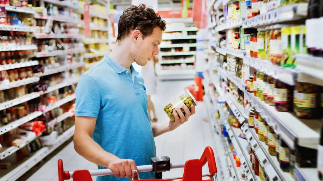 U.S. consumers slash grocery spending, blame tariffs for price hikes