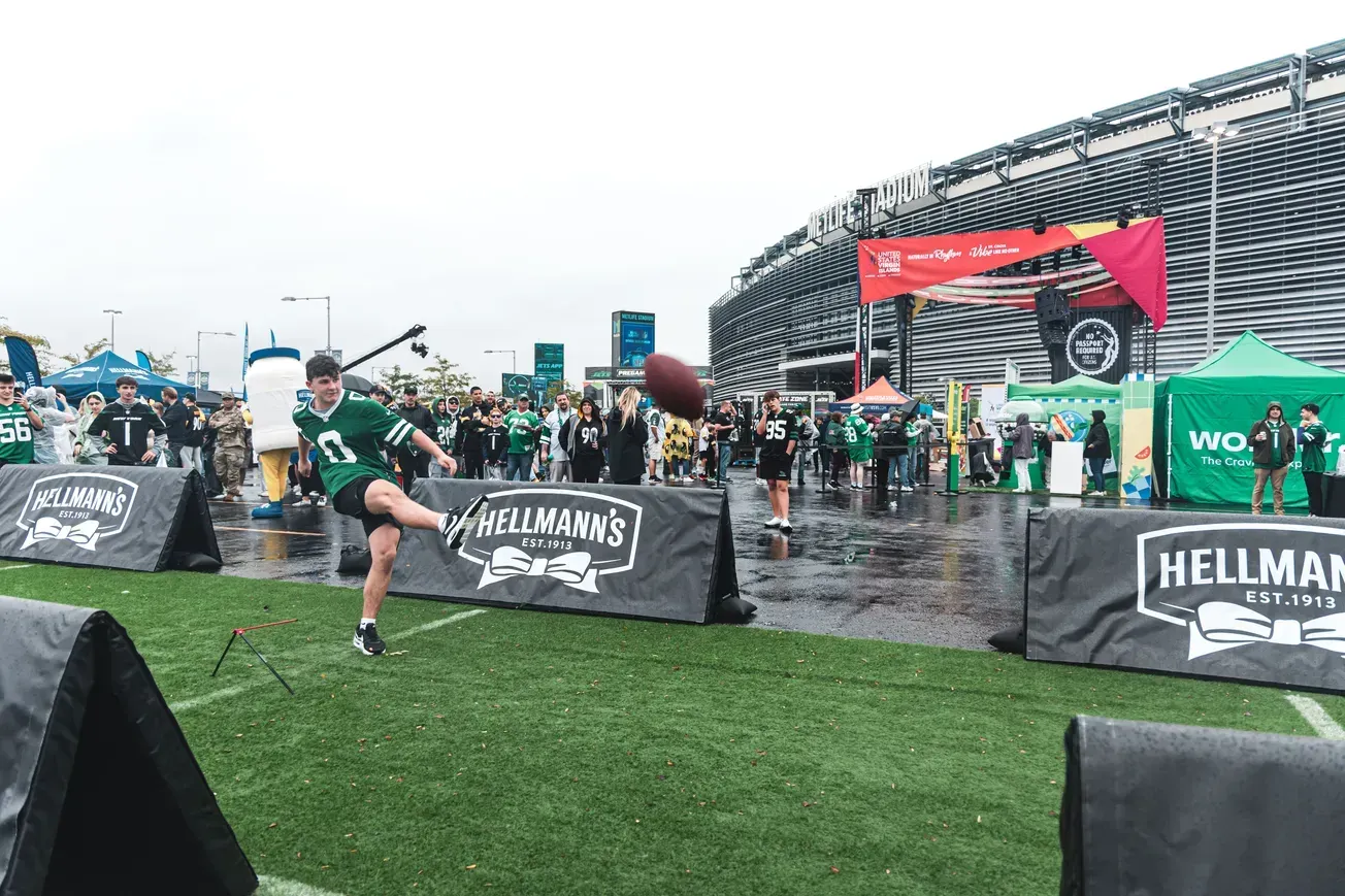 New York Jets and Hellmann's team on field goal challenge